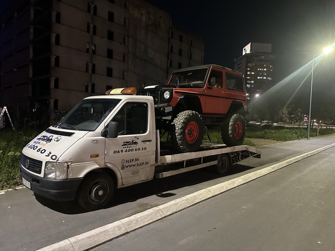 Noćni transport terenskog vozila na platformi Šlep.rs u Beogradu