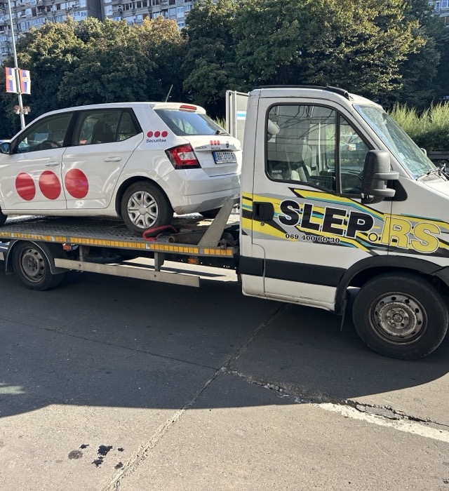 Šlepanje automobila u gradskoj vožnji u Beogradu