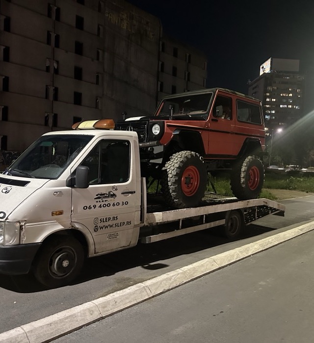 Noćni transport terenskog vozila u Beogradu